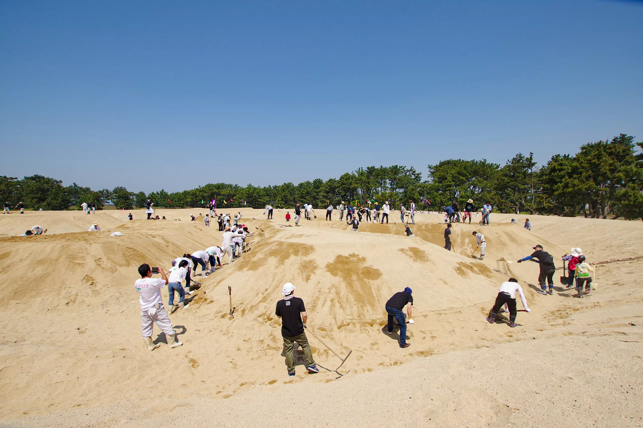 銭形砂ざらえ 銭形砂絵を造った気分が味わえる 観音寺市観光協会