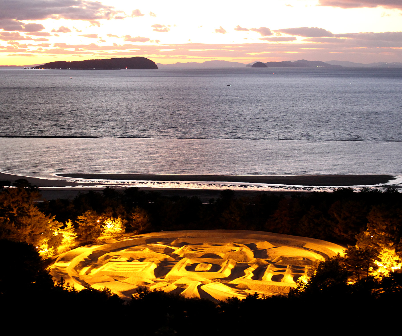 終了】銭形砂絵「寛永通宝」ゴールドライトアップ ｜ 12月5日～1月15日